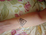 Planche De Tatouage Éphémère Diamant Plume Écriture Et Symboles Divers En Noir Couleur