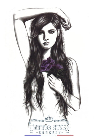 Tatouage Art Naturel - Femme Qui Pose Avec Fleur Violette